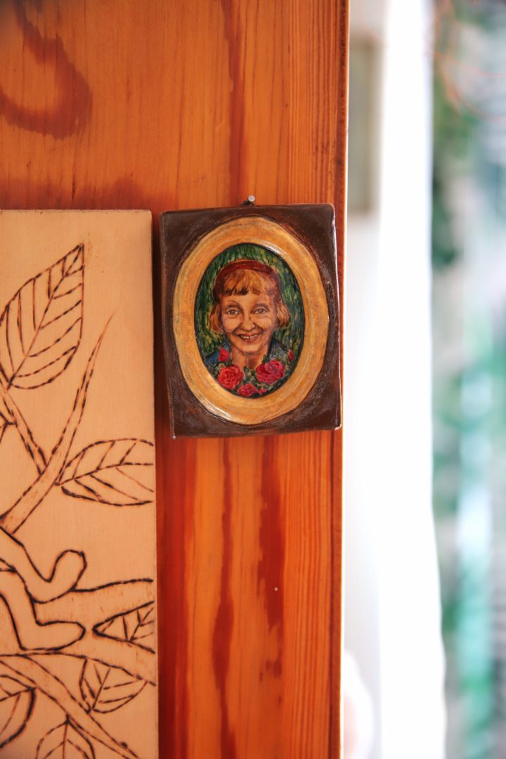 zdjęcie z wnętrza Muzeum Książki Dziecięcej lub inaczej Izby Pamięci Marii Kownackiej, która mieści się na warszawskim Żoliborzu przy ulicy Słowackiego 5/13 m. 74. zdjęcie z medalionem drewnianym z wizerunkiem marii kownackiej w futrynie drzwi