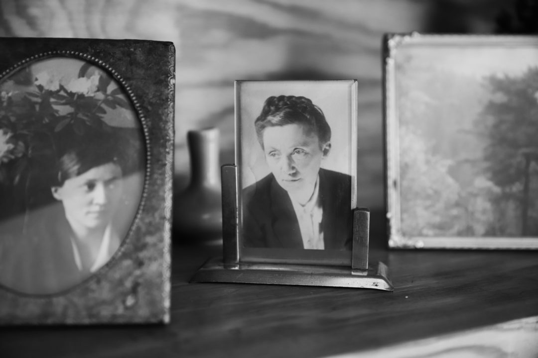 zdjęcie z wnętrza Muzeum Książki Dziecięcej lub inaczej Izby Pamięci Marii Kownackiej, która mieści się na warszawskim Żoliborzu przy ulicy Słowackiego 5/13 m. 74. zdjęcie półki z różnymi fotografiami przedstawiającymi marię kownacką w młodości