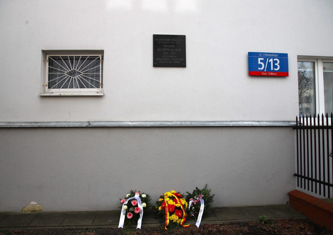 zdjęcie z wnętrza Muzeum Książki Dziecięcej lub inaczej Izby Pamięci Marii Kownackiej, która mieści się na warszawskim Żoliborzu przy ulicy Słowackiego 5/13 m. 74. zdjęcie elewacji domu, w którym mieszkała maria kownacka z tablicą i numeracją budynków miejskiego systemu informacji. widoczne napisy: w tym domu mieszkała w latach 1931-1982 maria kownacka 1894-1982 pisarka działaczka społeczna przyjaciel dzieci, ul. j. słowackiego 5/13 sady żoliborz