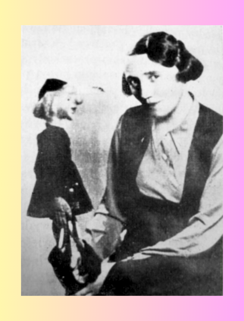 czarnobiały portret marii kownackiej z figurką w pastelowej ramce