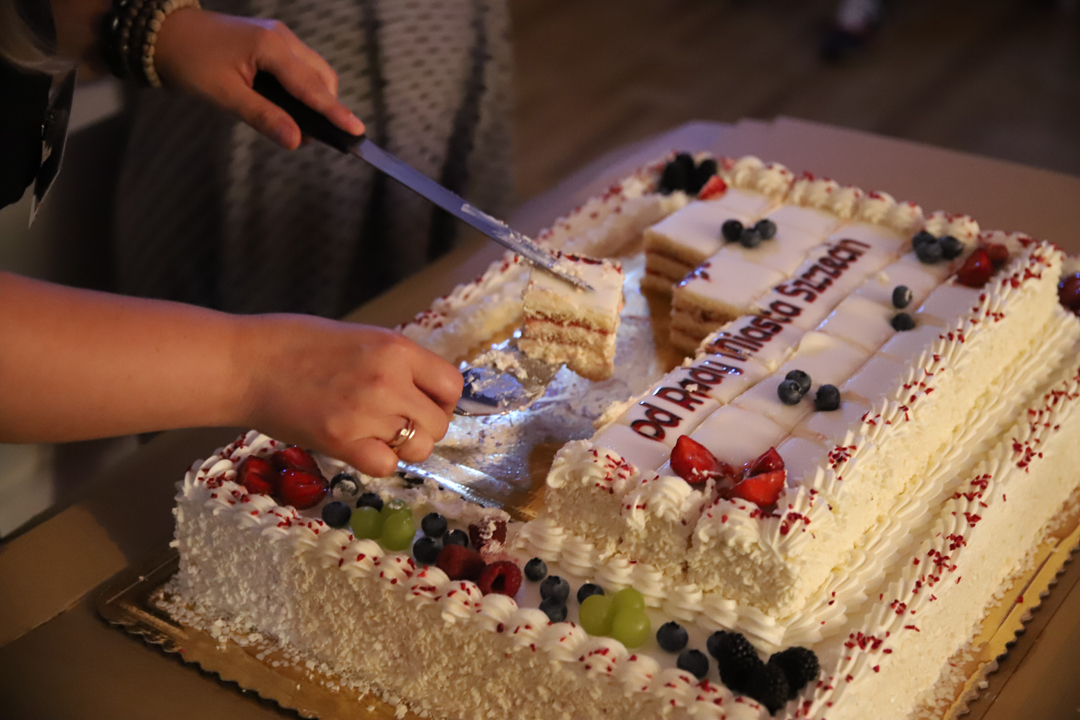 Zdjęcie z II Żoliborskiego Konkursu Recytatorskiego im. Joanny Kulmowej zorganizowanego przez Bibliotekę Publiczną w Dzielnicy Żoliborz, Społeczny Dom Kultury WSM oraz Fundację Joanny i Jana Kulmów. Krojenie tortu przez bibliotekarzy.