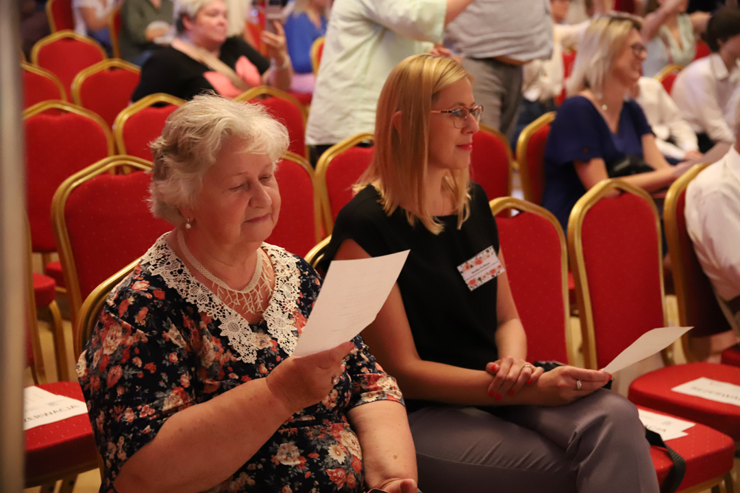 Zdjęcie z II Żoliborskiego Konkursu Recytatorskiego im. Joanny Kulmowej zorganizowanego przez Bibliotekę Publiczną w Dzielnicy Żoliborz, Społeczny Dom Kultury WSM oraz Fundację Joanny i Jana Kulmów. Widok na publiczność siedzącą przed sceną Społecznego Domu Kultury.