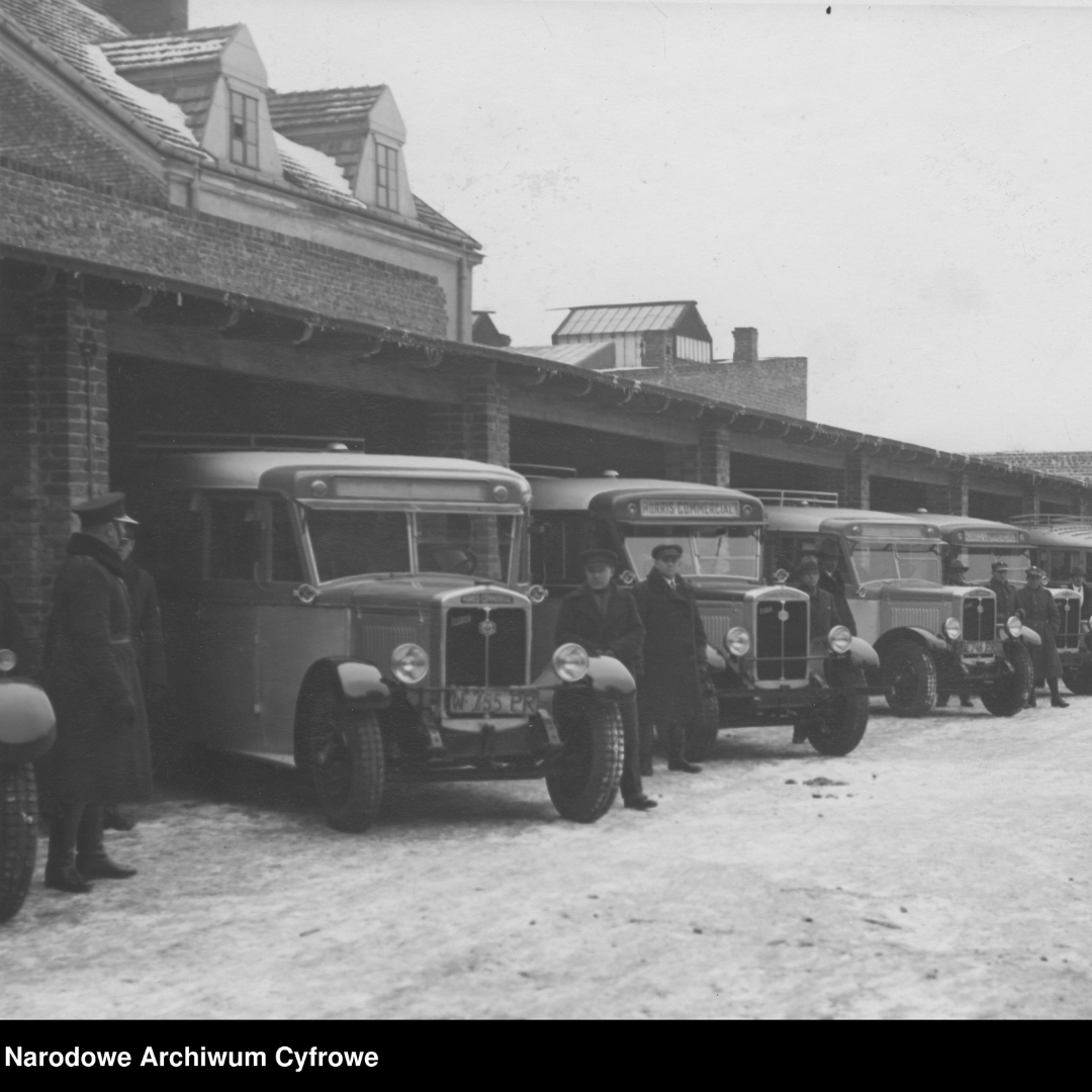 Fotografia z lat 1930-1939, autor zdjęcia nieznany, Otwarcie dworca autobusowego w Al. Jerozolimskich 123 w Warszawie. Autobusy z próbnymi tablicami rejestracyjnymi zaparkowane w zajezdni dworca. Napis w dolnym lewym rogu: Narodowe Archiwum Cyfrowe.