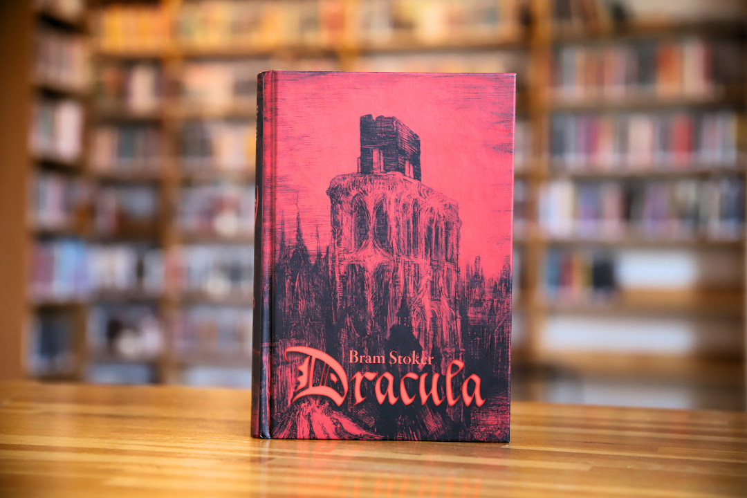 zdjecie przedstawia okładkę książki dracula na tle wnętrza wypożyczalni nr 16, widoczne napisy: bram stoker dracula