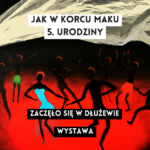 grafika z fragmentem obrazu malarskiego i napisami jak w korcu maku 5. urodziny zaczęło się w dłużewie wystawa, obraz z grupą ludzi o czarnych sylwetkach tańczących na czerwonym tle pod szarą płachtą