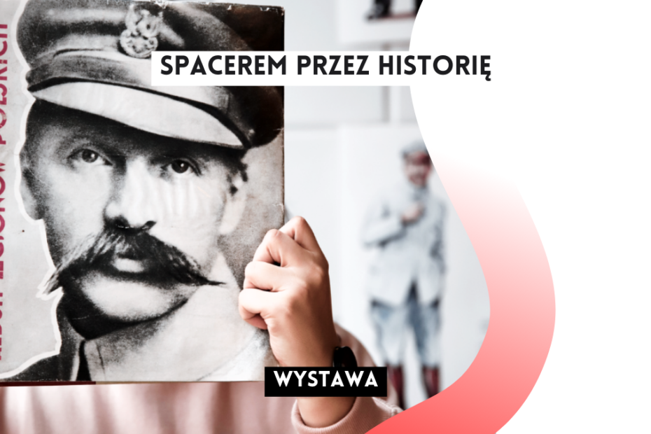 grafika wyróżniająca z tekstem: "spacerem przez hustorię wystawa album legionów polskich" na tle zdjęcia osoby trzymającej przed sobą książkę z wizerunkiem Józefa Piłsudskiego