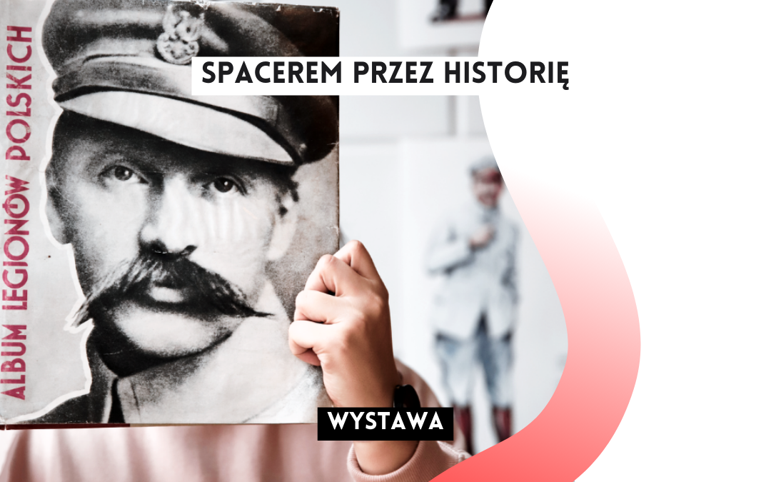 grafika wyróżniająca z tekstem: "spacerem przez hustorię wystawa album legionów polskich" na tle zdjęcia osoby trzymającej przed sobą książkę z wizerunkiem Józefa Piłsudskiego