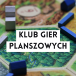 grafika wyróżniająca z tekstem: "klub gier planszowych" na tle planszy do grania z pionkami