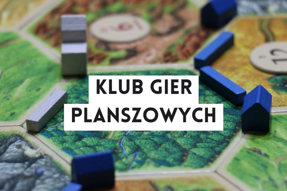 grafika wyróżniająca z tekstem: "klub gier planszowych" na tle planszy do grania z pionkami