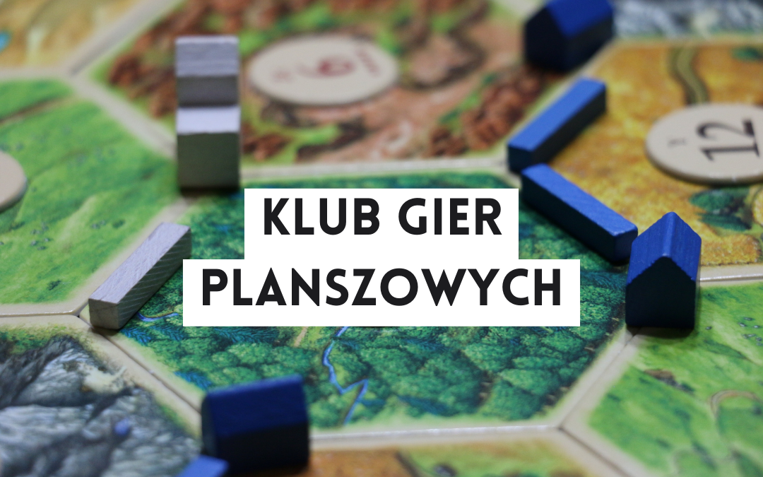 grafika wyróżniająca z tekstem: "klub gier planszowych" na tle planszy do grania z pionkami