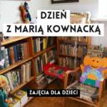 grafika wyróżniająca z tekstem: "dzień z marią kownacką zajęcia dla dzieci" na tle zdjęcia wnętrza izby pamięci marii kownackiej - pokój z regałami z książkami oraz fotele i bibeloty