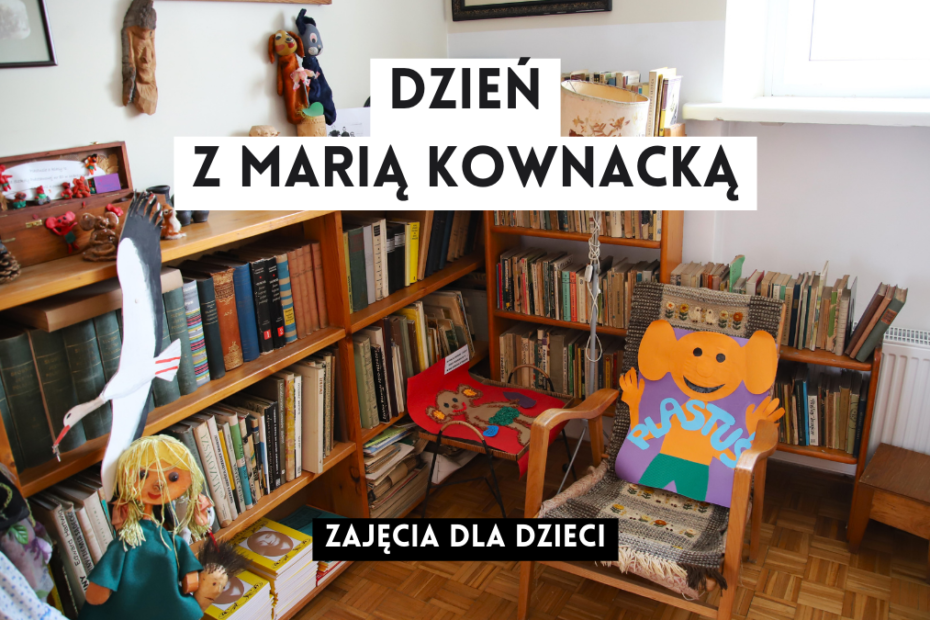 grafika wyróżniająca z tekstem: "dzień z marią kownacką zajęcia dla dzieci" na tle zdjęcia wnętrza izby pamięci marii kownackiej - pokój z regałami z książkami oraz fotele i bibeloty