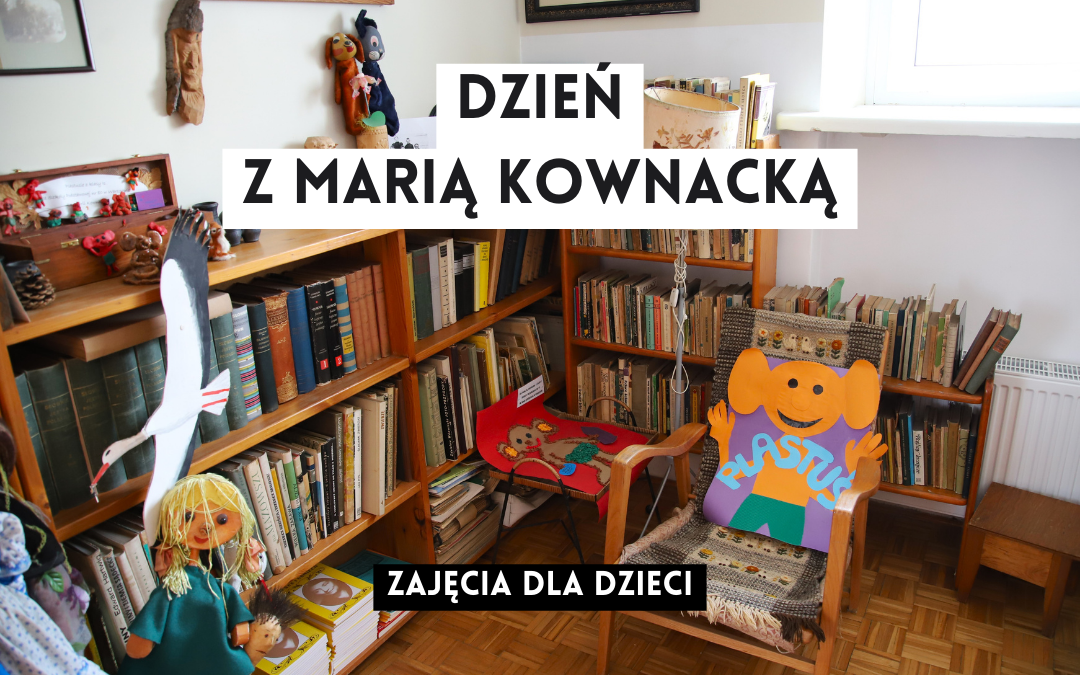 grafika wyróżniająca z tekstem: "dzień z marią kownacką zajęcia dla dzieci" na tle zdjęcia wnętrza izby pamięci marii kownackiej - pokój z regałami z książkami oraz fotele i bibeloty