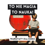 grafika wyróżniająca z tekstem: "to nie magia to nauka! warsztaty dla dziec" na tle ilustracji chłopca czytającego książkę na ławce obok wielkiego czerwonego globusu