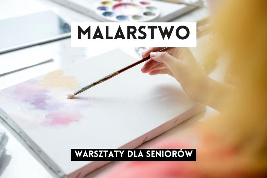 grafika wyróżniająca z tekstem "malarstwo warsztaty dla seniorów" na zdjęciu ręki trzymającej pędzel i malującej wzór na płótnie