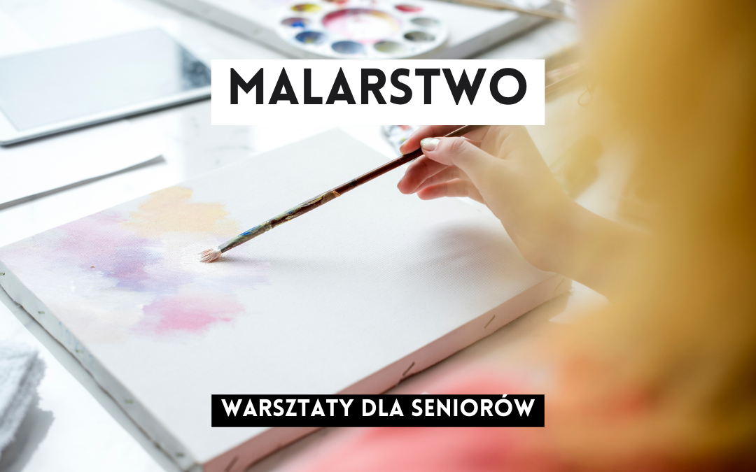 grafika wyróżniająca z tekstem "malarstwo warsztaty dla seniorów" na zdjęciu ręki trzymającej pędzel i malującej wzór na płótnie