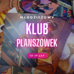 Grafika z tekstem: Młodziżowy Klub Plansżówek. 13-19 lat. W tle rozłożone karty do gry Dixit oraz płyty z audiobookami z serii Harry Potter. Na kartach są różne obrazki z biblioteką i latającą książką, klepsydra z pałacem z piasku w środku, butelka z eliksirem.