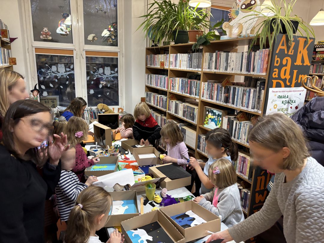 grafika przedstawiająca uczestników zajęć w trakcie tworzenia zimowych krajobrazów w pudełkach