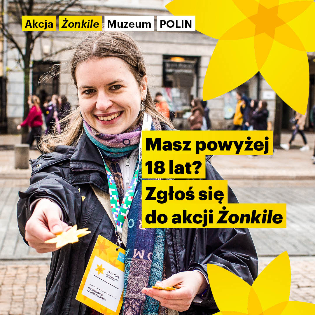 zdjęcie osoby trzymającej w wyciągniętej dłoni papierowy żonkil na ulicy. tekst: Akcja Żonkile Muzeum Polin Masz powyżej 18 lat? Zgłoś się do akcji Żonkile