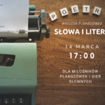 Na zdjęciu zielona mszyna do pisania na drewnianym blacie. Po prawo ułożono napis poetry, z drewnianych klocków do gry scrable. Niżej białymi literami: Wieczór planszówek. Słowa i Litery. 14 marca 17:00. Dla miłośników planszówek i gier słownych.