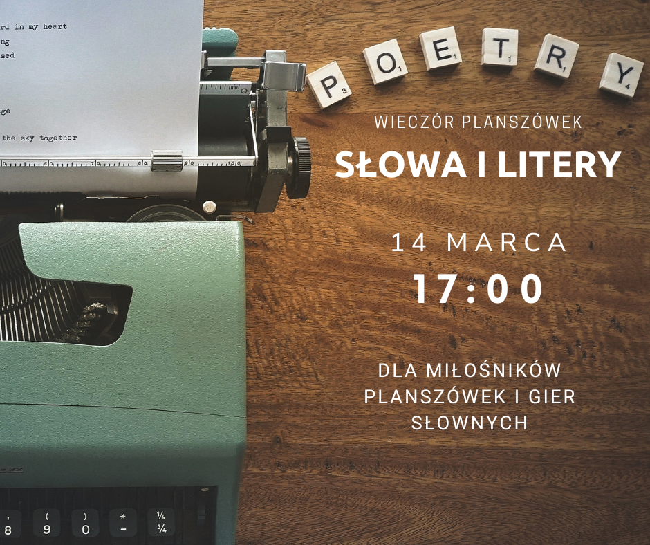 Na zdjęciu zielona mszyna do pisania na drewnianym blacie. Po prawo ułożono napis poetry, z drewnianych klocków do gry scrable. Niżej białymi literami: Wieczór planszówek. Słowa i Litery. 14 marca 17:00. Dla miłośników planszówek i gier słownych.