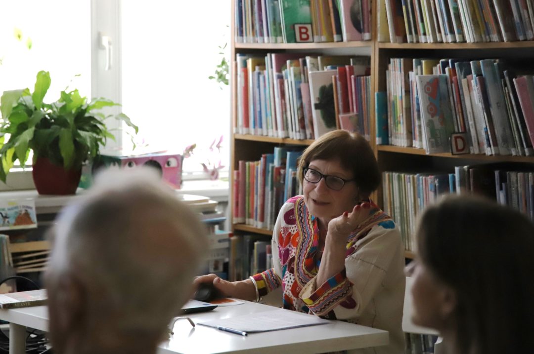 zdjecie ze spotkania podróżniczego z Hanną Kordasiewicz we wnętrzu Wypożyczalni nr 138. zdjęcie prelegentki podczas opowiadania relacji z podróży.