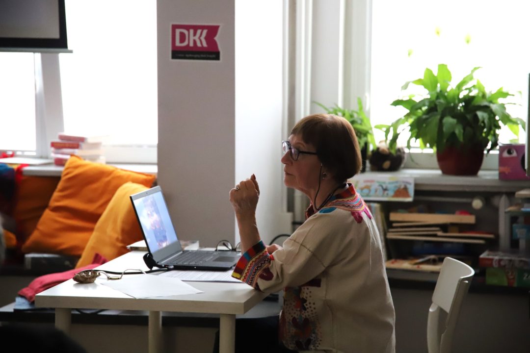 zdjecie ze spotkania podróżniczego z Hanną Kordasiewicz we wnętrzu Wypożyczalni nr 138. zdjęcie prelegentki podczas opowiadania relacji z podróży.