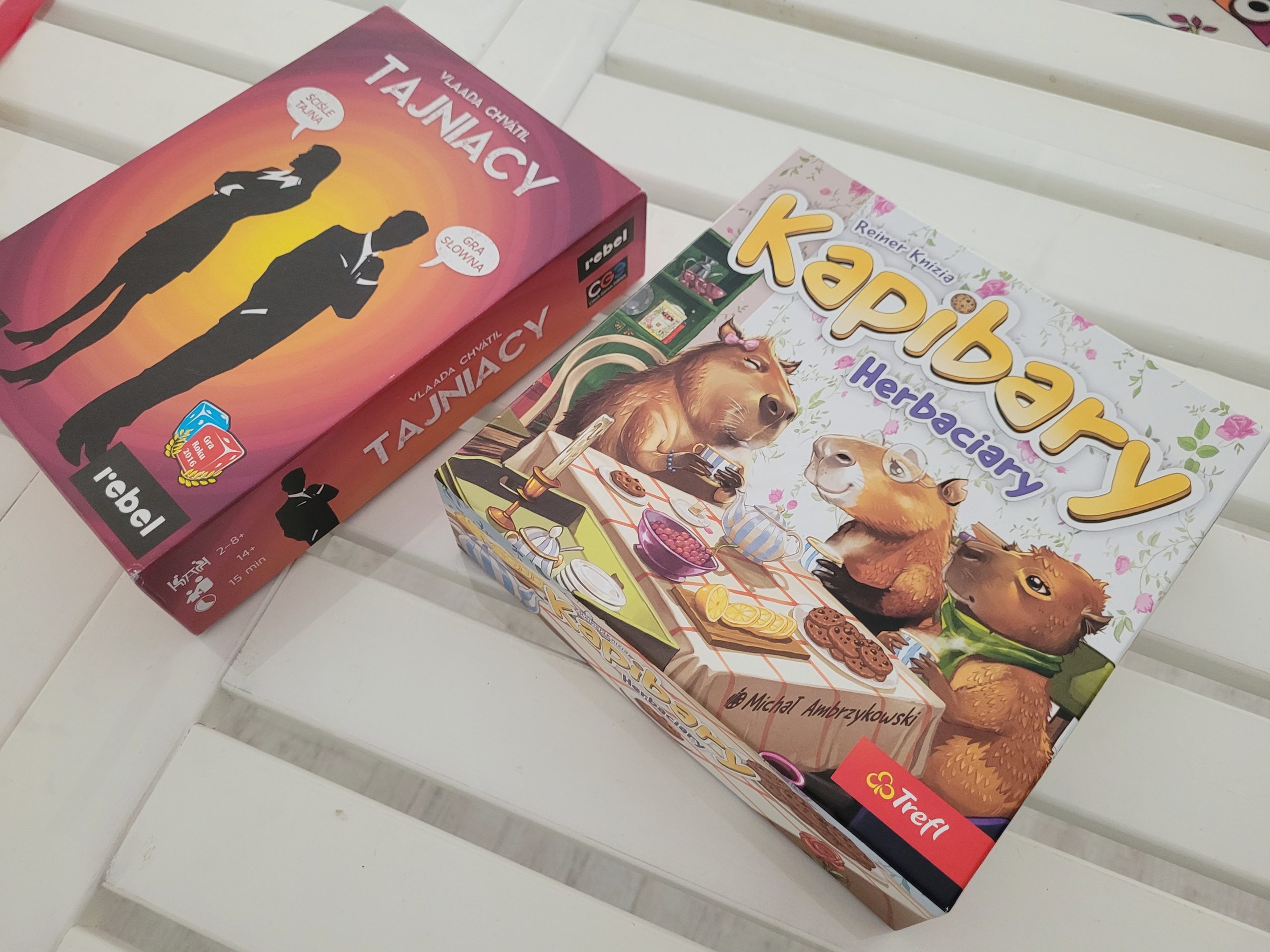 Na stole pudełka do gier planszowych: Tajniacy oraz Kapibary Herbaciary.