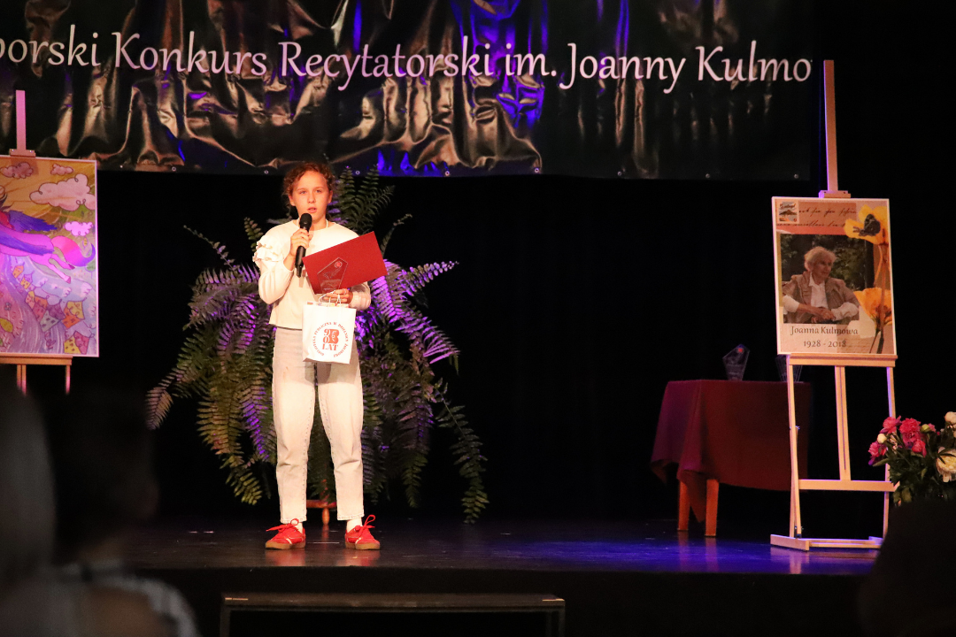 Zdjęcie z IiI Żoliborskiego Konkursu Recytatorskiego im. Joanny Kulmowej zorganizowanego przez Bibliotekę Publiczną w Dzielnicy Żoliborz, Społeczny Dom Kultury WSM oraz Fundację Joanny i Jana Kulmów. Występ laureatki konkursu.