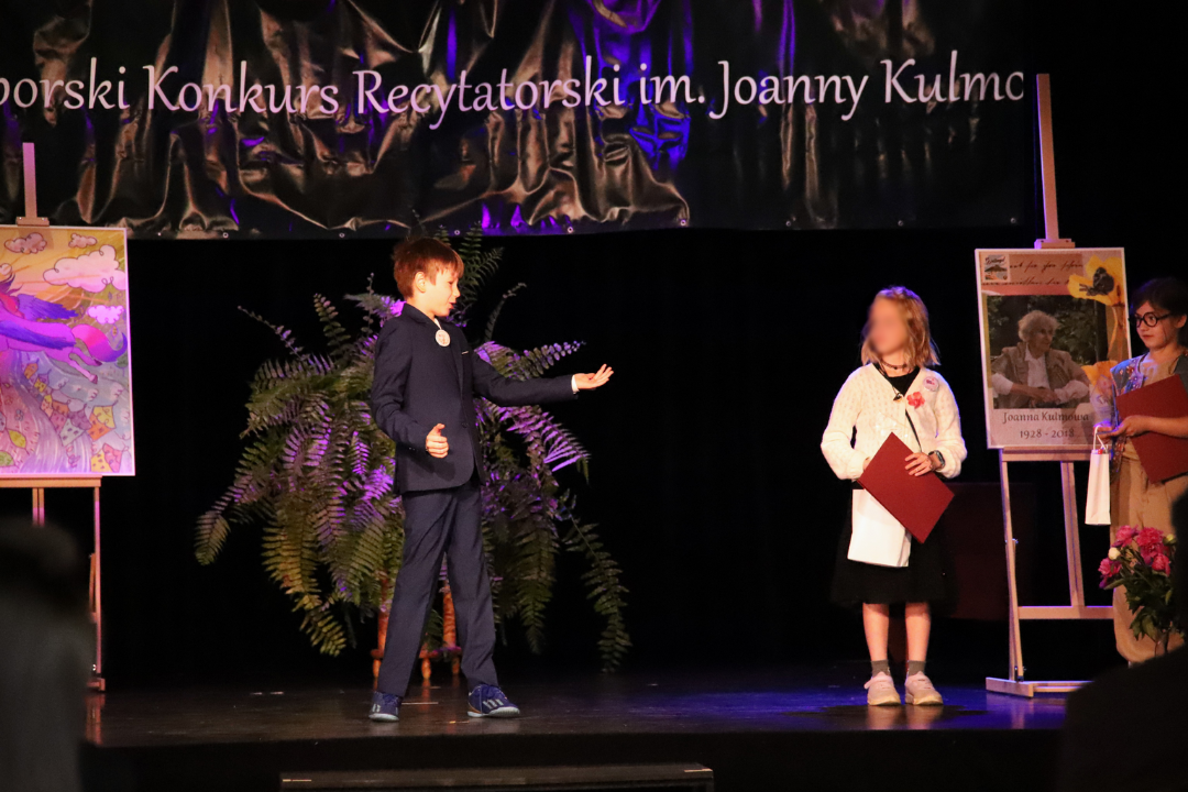 Zdjęcie z III Żoliborskiego Konkursu Recytatorskiego im. Joanny Kulmowej zorganizowanego przez Bibliotekę Publiczną w Dzielnicy Żoliborz, Społeczny Dom Kultury WSM oraz Fundację Joanny i Jana Kulmów. Występ laureata konkursu.