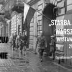 plakat promujący wystawę "starba. fotograf warszawy 1944". widoczne napisy: 81 ROCZNICA POWSTANIA WARSZAWSKIEGO PRZEKAZUJ PAMIĘĆ, BO ZNIKNIE „STARBA. FOTOGRAF WARSZAWY 1944" WYSTAWA PLENEROWA 29.07-30.09.2025 „Galeria Przystanek" Ogrodzenie Parku S. Żeromskiego, Plac Wilsona 19