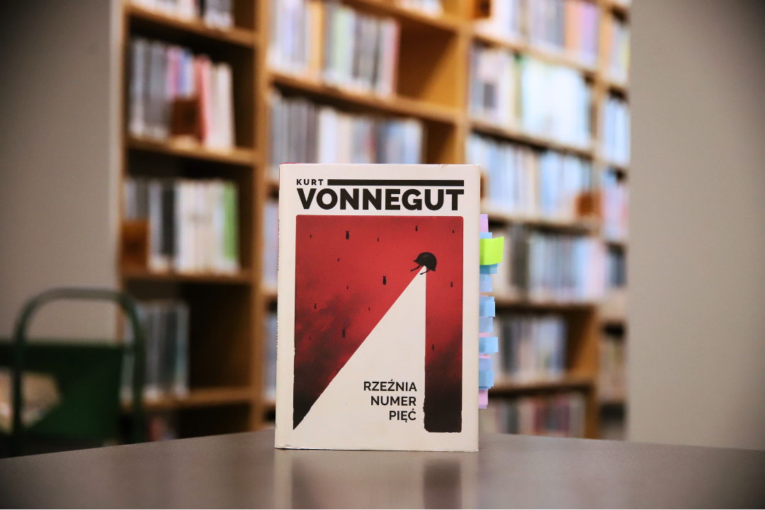 zdjecie przedstawia okładkę książki rzeźnia numer pięć kurta vonneguta na tle wnętrza wypożyczalni nr 138, widoczne napisy: kurt vonnegut rzeźnia numer pięć