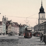 Na obrazku Rynek Starego Miasta w Warszawie z minionej epoki, utrzymany w pastelowych kolorach, na pierwszym planie mężczyzna w kapeluszu w czarnym garniturze, za nim czerwony tramwaj. Po lewej stronie Kolumna Zygmunta III Wazy a po prawej Zamek Królewski w tle starodawne kamienice.
