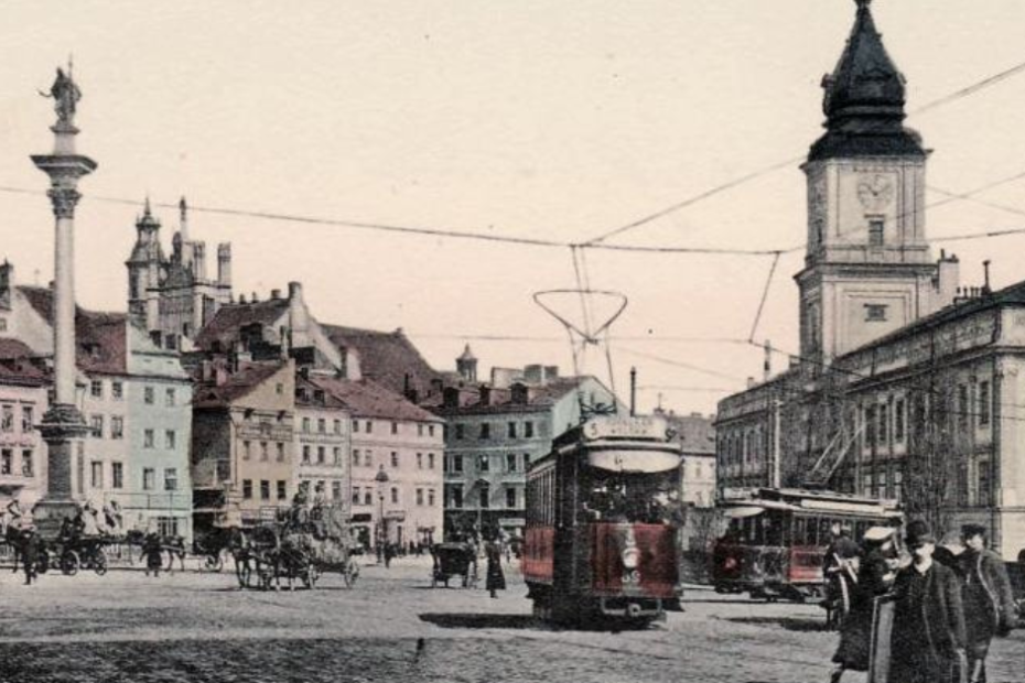 Na obrazku Rynek Starego Miasta w Warszawie z minionej epoki, utrzymany w pastelowych kolorach, na pierwszym planie mężczyzna w kapeluszu w czarnym garniturze, za nim czerwony tramwaj. Po lewej stronie Kolumna Zygmunta III Wazy a po prawej Zamek Królewski w tle starodawne kamienice.