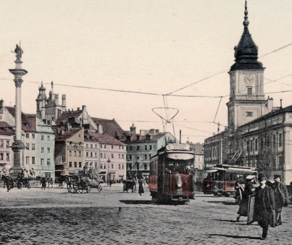 Na obrazku Rynek Starego Miasta w Warszawie z minionej epoki, utrzymany w pastelowych kolorach, na pierwszym planie mężczyzna w kapeluszu w czarnym garniturze, za nim czerwony tramwaj. Po lewej stronie Kolumna Zygmunta III Wazy a po prawej Zamek Królewski w tle starodawne kamienice.