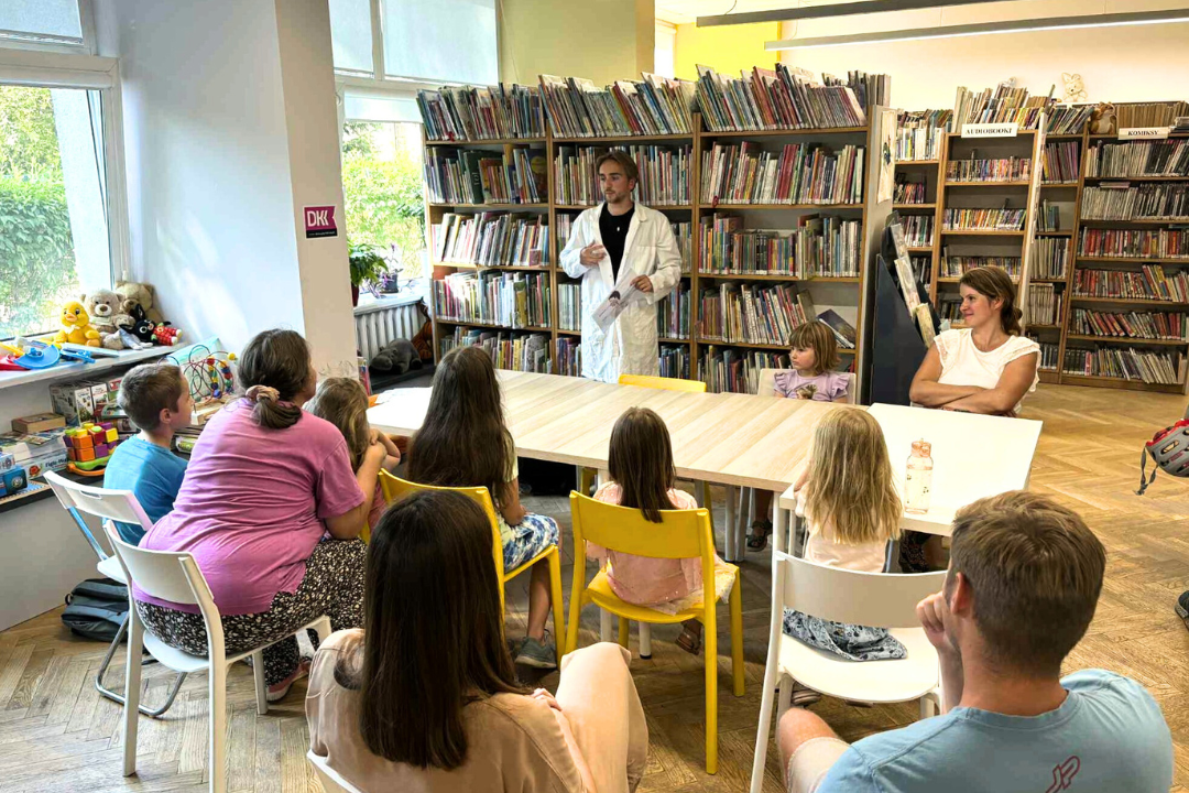 mężczyzna pokazuje dzieciom eksperyment