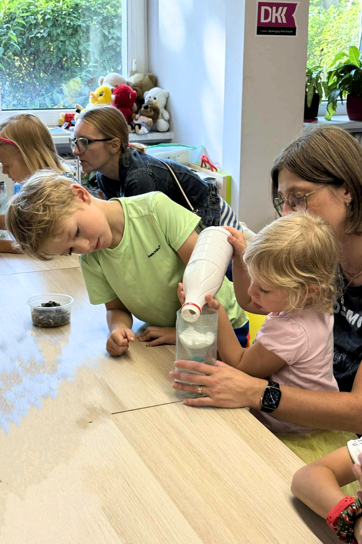 dzieci bawiące się plastikową butelką wody