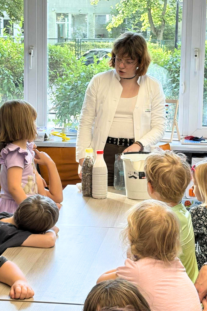 dzieci bawiące się plastikową butelką wody