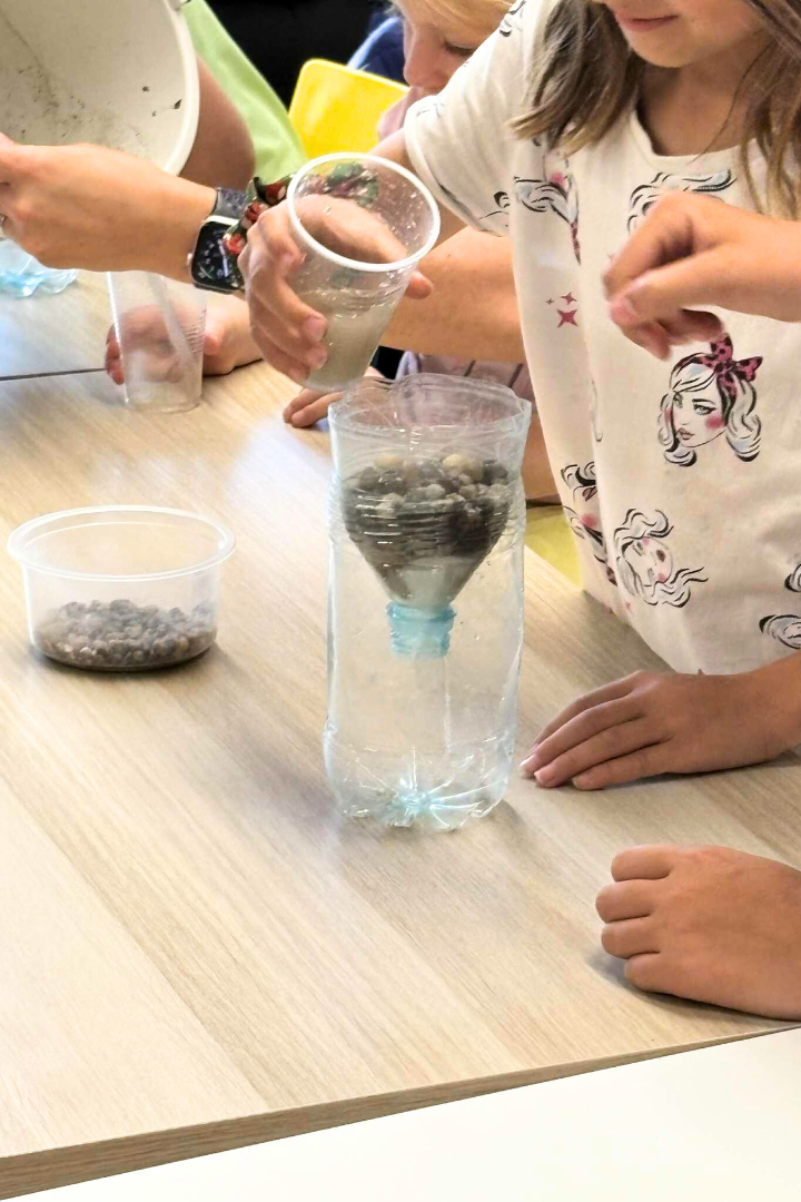 dzieci bawiące się plastikową butelką wody