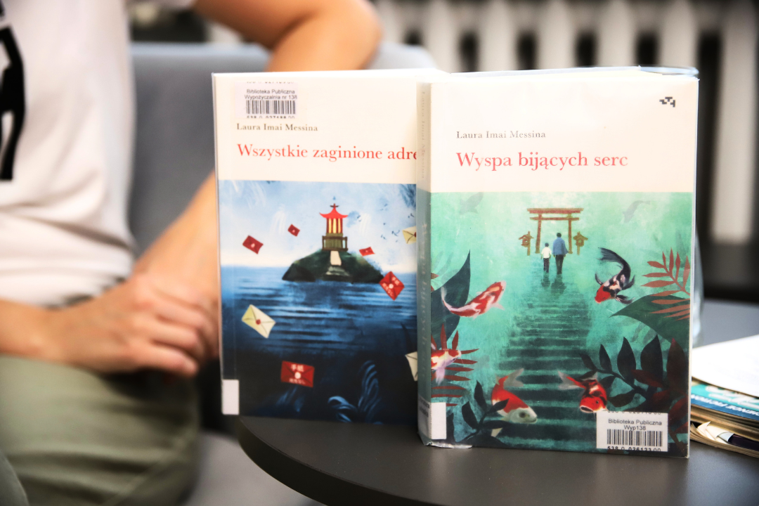 zdjecie książek stojących na stoliku