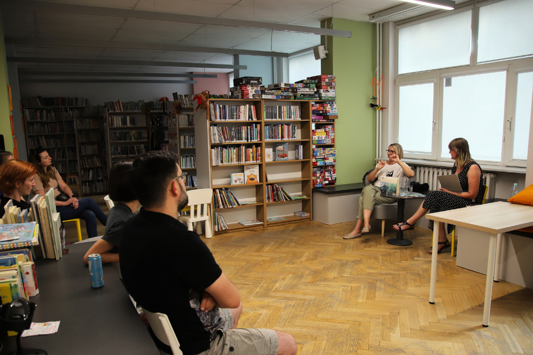 zdjęcie ludzi we wnętrzu biblioteki