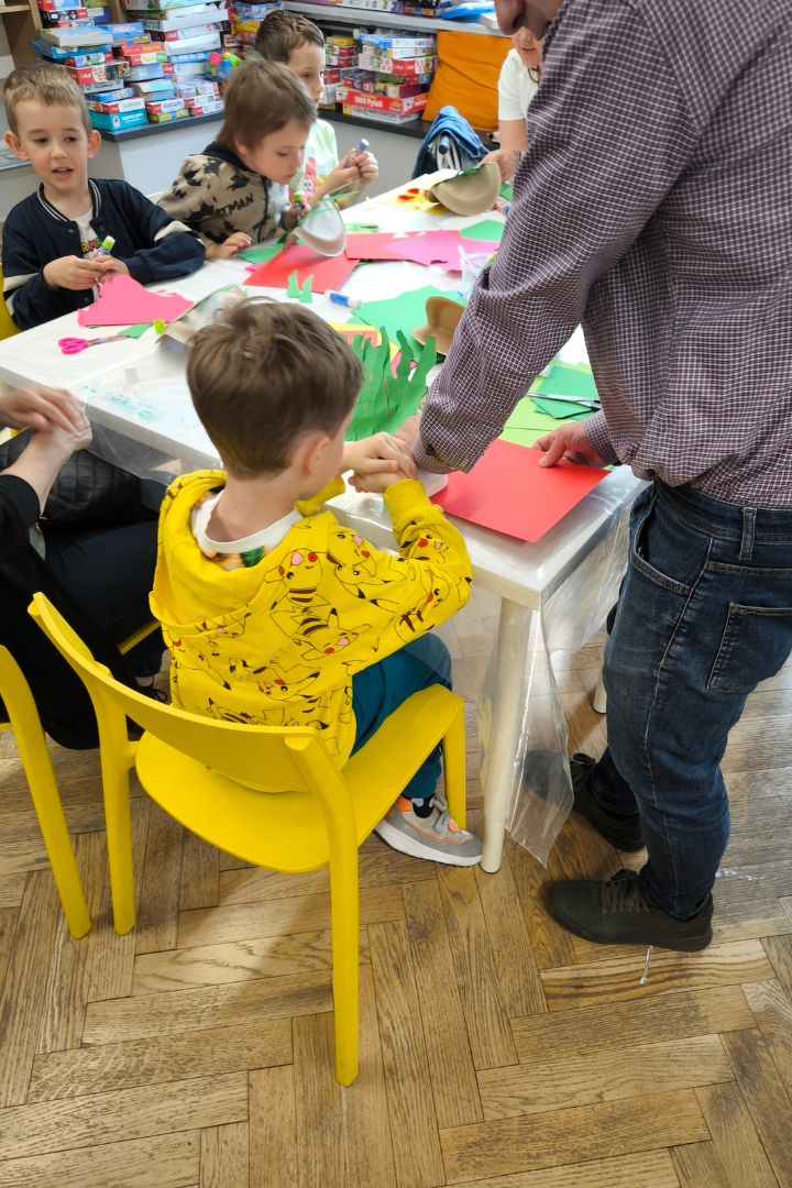 dzieci robią papierowe laurki dla mam