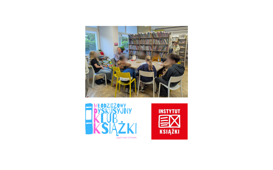 grafika z logotypem młodzieżowego dyskusyjnego klubu książki, instytutu książki i zdjęciem dzieci oraz osoby dorosłej siedzących przy stole we wnętrzu biblioteki dla dzieci nr xv