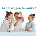Troje dzieci w laboratorium wykonuje doświadczenie chemiczne — jedno trzyma kolbę z czerwonym płynem, drugie obserwuje ją przez lupę, a trzecie przygląda się z boku. Nad nimi widnieje napis: To nie magia, to nauka!
