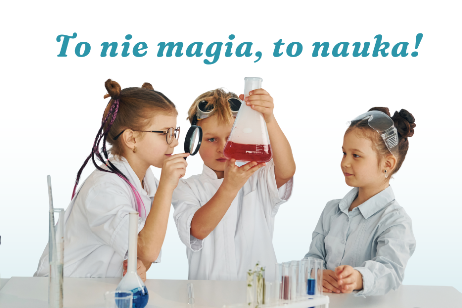 Troje dzieci w laboratorium wykonuje doświadczenie chemiczne — jedno trzyma kolbę z czerwonym płynem, drugie obserwuje ją przez lupę, a trzecie przygląda się z boku. Nad nimi widnieje napis: To nie magia, to nauka!