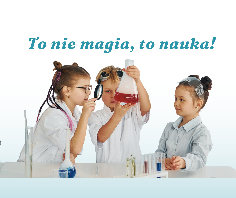 Troje dzieci w laboratorium wykonuje doświadczenie chemiczne — jedno trzyma kolbę z czerwonym płynem, drugie obserwuje ją przez lupę, a trzecie przygląda się z boku. Nad nimi widnieje napis: To nie magia, to nauka!
