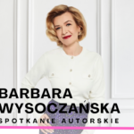 Uśmiechnięta kobieta z krótkimi blond włosami, ubrana w białą bluzkę i granatową spódnicę w kropki, stoi na tle białej ściany. Na dole widnieje napis: Barbara Wysoczańska – Spotkanie autorskie, z różową linią pod tekstem.