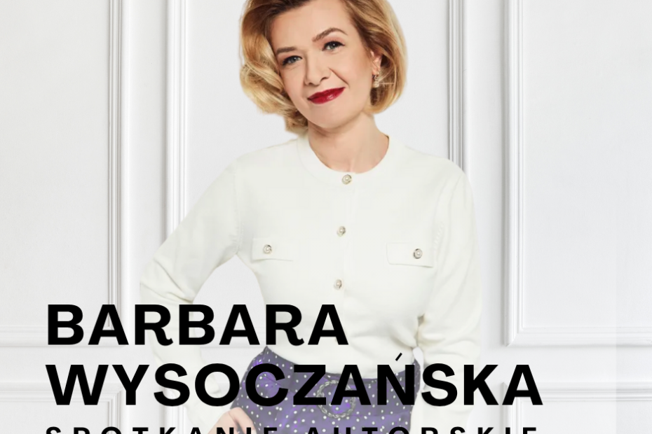Uśmiechnięta kobieta z krótkimi blond włosami, ubrana w białą bluzkę i granatową spódnicę w kropki, stoi na tle białej ściany. Na dole widnieje napis: Barbara Wysoczańska – Spotkanie autorskie, z różową linią pod tekstem.