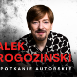 Mężczyzna ubrany w białą koszulę z czarnymi plamkami. Pod zdjęciem tekst Alek Rogoziński (czerwony kolor), spotkanie autorskie (biały kolor)
