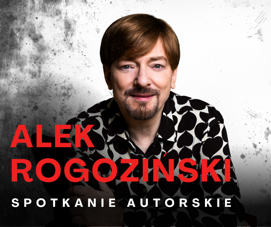 Mężczyzna ubrany w białą koszulę z czarnymi plamkami. Pod zdjęciem tekst Alek Rogoziński (czerwony kolor), spotkanie autorskie (biały kolor)